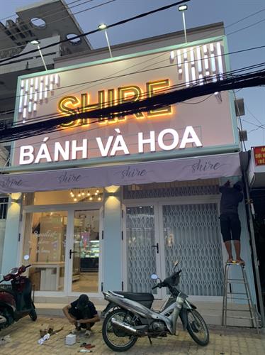 Thi công Bảng Hiệu Shire Bánh Và Hoa